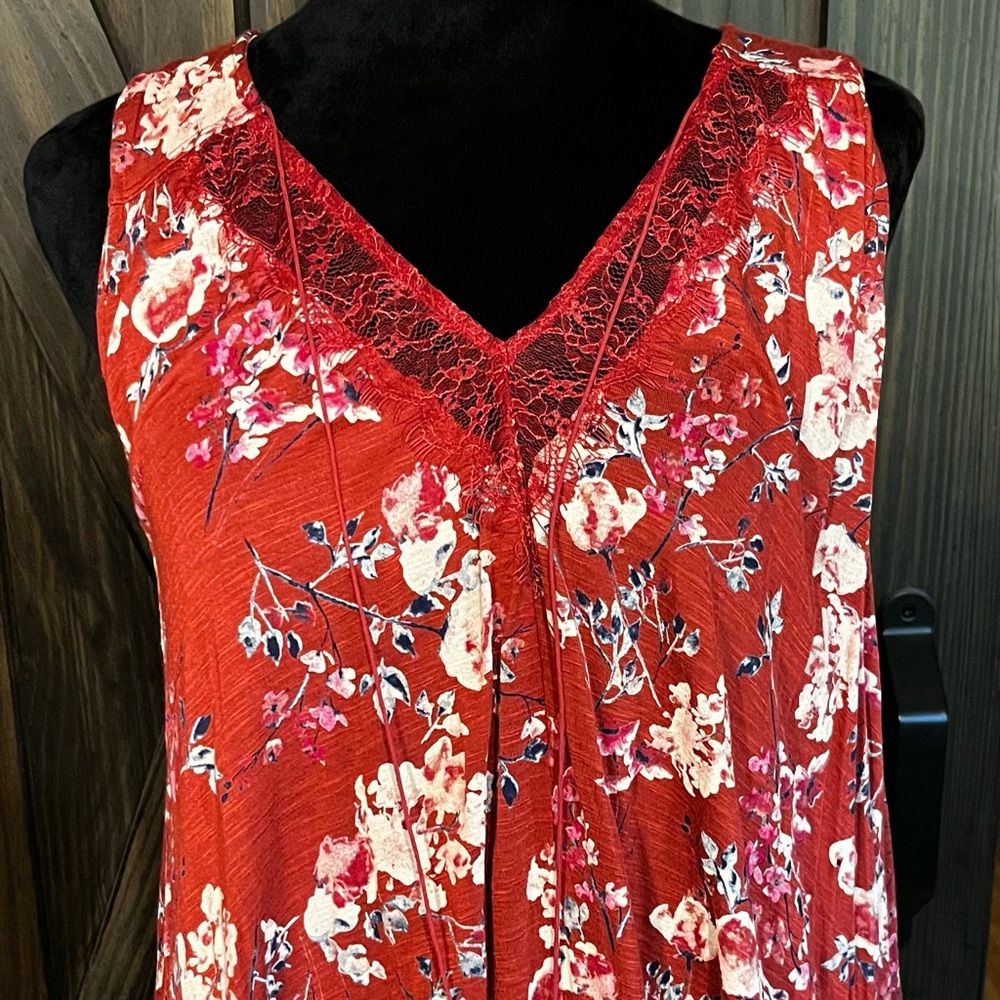 Pretty tank, great for layering or alone